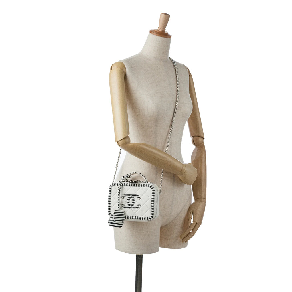 (Like Chanel Unisex Filigree Pre-Owned New) Small Caviar Bag Authenticated Leather Vanity CC White